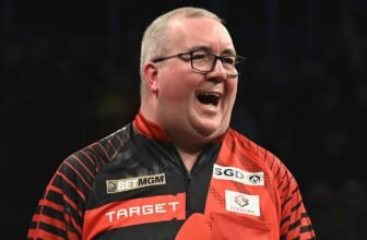 Stephen Bunting beats Nathan Aspinall to clinch In...