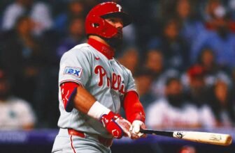 Kyle Schwarber hits no-doubt 466-foot blast for mi...