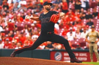 Reds RHP Nick Martinez Loses No-hit Bid To Pinch H...