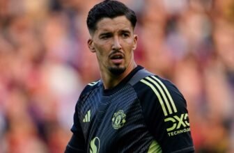 Gary Neville says Man Utd need a goalkeeper, but w...