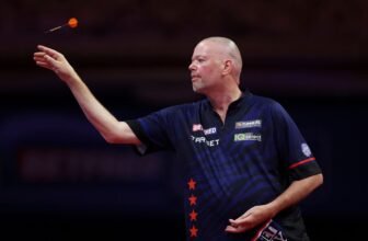 Flanders Darts Trophy: Raymond van Barneveld throu...
