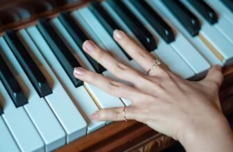 Learn the piano from home with the help of this he...