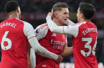 Arsenal 3-0 Sunderland: Gunners move nine points c...